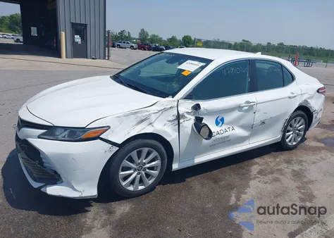 2019 Toyota Camry Le z USA, uszkodzony, nr VIN 4T1B11HK7KU853374